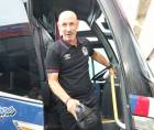 Momento donde el entrenador Eduardo Espinel se baja del autobús tras la llegada al estadio Carlos Miranda.
