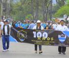 Docentes portan una pancarta alusiva a los 100 años de fundación del instituto José Trinidad Reyes.