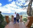 El alcalde Mauro Díaz posa junto a una turista en el mirador de Dolores, Copán.