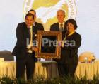 Fotografía muestra el momento en que Juan Carlos Sierra, presidente del CPH, entrega el premio Álvaro Contreras a la periodista Lucía Alvarado, este lunes 25 de mayo de 2026 en Tegucigalpa.