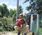 El asesinato de <b>Óscar Armando Barahona</b>, conocido en redes sociales como Yon Berry, ocurrió mientras se encontraba en su vivienda en Santa Rita, Santa Bárbara. Su esposa, quien presenció los momentos previos al ataque, recordó entre lágrimas las señales que le hicieron sospechar que algo extraño ocurría afuera de la casa.