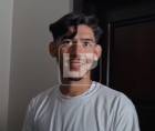Isaac Manuel Sandoval Ayala, tras conocer el fallo de su culpabilidad, salió de la sala de audiencias escoltado por un agente policial, con las manos esposadas y vistiendo una camiseta blanca y jeans.