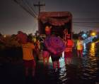 Los cuerpos de socorro lucharon contra la corriente para rescatar a más de 60 personas, entre ellas niños y ancianos, de las colonias Villa Neen y Armenia Bonito, en La Ceiba, zonas que quedaron bajo el agua.