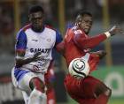 Yustin Arboleda disputando el balón con Wilber Arizala del Firpo.