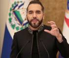 El presidente de El Salvador, Nayib Bukele, fue captado el 16 de octubre, durante una rueda de prensa, con su homóloga de Costa Rica, Laura Fernández, en San Salvador (El Salvador).