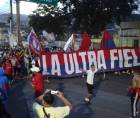 La barra Ultra Fiel del Olimpia en los alrededores del estadio Nacional de Tegucigalpa.