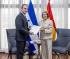 Canciller de la República, Mireya Agüero, recibe este martes las copias de estilo de Guillermo Escribano Manzano, como nuevo embajador extraordinario y plenipotenciario del Reino de España en Honduras.