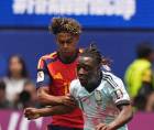 Lamine Yamal de España en la disputa del balón con el veloz Doku de Bélgica.