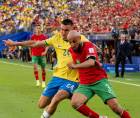 Roger Ibañez de Brasil disputa el balón con Noussair Mazraoui de Marruecos .