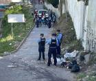 Agentes policiales resguardan el sitio en el que fueron hallados los cuerpos.