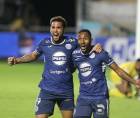 Romario da Silva celebrando con Rodrigo de Olivera su primer gol en la Liga Nacional con el Motagua.