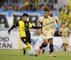 Roberto Osorto y José Alejandro Reyes disputando el balón en el Clásico en el Morazán.