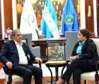 El presidente de la CCIC, Karim Qubain, y la presidenta de la República, Xiomara Castro, durante un encuentro en Casa Presidencial en abril de 2024.