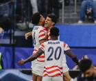 Christian Pulicisc y Weston McKennie festejan el autogol de Paraguay con el que Estados Unidos se adelantó.
