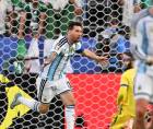 Messi festeja uno de sus goles en una noche histórica con la Albiceleste en su estreno mundialista.