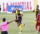 Eddie Hernández celebrando su gol de penal contra el CD Choloma.