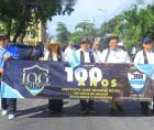 Profesores portan con orgullo el banner conmemorativo de los 100 años del instituto José Trinidad Reyes.
