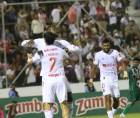 Yustin Arboleda festejando su gol con Imanol Enríquez.