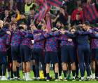 Jugadores del Barcelona durante los ejercicios de estiramiento.