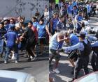 Varios aficionados del Motagua resultaron heridos en los disturbios afuera del estadio Nacional de Tegucigalpa.