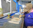 La realidad que enfrentan a diario los artesanos, muchos con más de 50 años de trayectoria en el rubro, es cada vez más difícil ante el avance de la competencia internacional y la reducción de sus ventas.