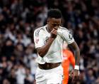 El festejo de Vinicius besando el escudo del Real Madrid tras su gol de penal contra la Real Sociedad.