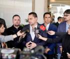 El recorrido de Zambrano y la comitiva de diputados incluye por el centro histórico incluye el Palacio Nacional y el mausoleo donde reposan los restos de Francisco Morazán, trasladados recientemente a un espacio construido para su custodia en San Salvador.