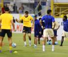 Real España y Motagua realizando el calentamiento previo al inicio del partido.