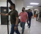 Tres agentes de la División Antiextorsión y Asociaciones Terroristas (DAET) llegaron este miércoles a los juzgados de San Pedro Sula, luego de decidir presentarse voluntariamente ante las autoridades judiciales. Los funcionarios acudieron acompañados por otros siete agentes policiales.