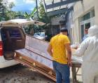 Familiares retiran los cuerpos de las víctimas del accidente en la morgue de San Pedro Sula.