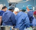 Médicos de España y el hospital Mario Rivas durante una cirugía.