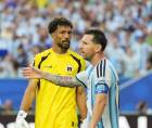 Lionel Messi no pudo marcar en el segundo tiempo tras espectaculares atajadas de Vozinha.