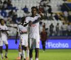 David Flores fue la figura del partido al marcar un doblete en el estadio Nacional.