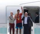 Rodri y Luis de La Fuente al momento de bajar del avión.