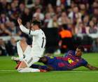 El inglés Marcus Rashford lucha con Raúl Asencio, defensa del Real Madrid.