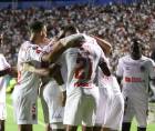 Olimpia dio un contundente golpe de autoridad en el clásico centroamericano tras vencer 2-1 al Saprissa de Costa Rica.