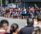 Personas hacen fila en un puesto de votación este domingo, en el barrio de Bonsucesso cerca al complejo de favelas de Maré, en Río de Janeiro (Brasil).