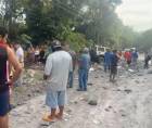 De acuerdo con los reportes iniciales, una rastra impactó contra dos motociclistas y terminó colisionando contra una Toyota Land Cruiser. Fotografía cortesía de <b><a rel=nofollow href=https://web.facebook.com/profile.php?id=100075858823006&amp;__cft__[0]=AZg9wnSoNVH5r5aeqMWW4vEevAMfF0biRzX3NWoGmzeFhI_JMliUMZBc-hB7HsJUVS_fOncPupBLUuQlcPJJYUJ8IugE_0e6queEpG3ofX4u9kcrUPh97F7pcUPiiEs3XuX5JrrPDLq-0Q7e-IlWmkE3nKmx9p1r1jo0R7AcHDNhrPigOBlmp7pj5rVAHIK0SV5o1FyfGVxnXmeV1c0FAMA&amp;__tn__=-UC%2CP-R>LPS La Prensa Santacruzana</a></b>.