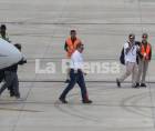 Momento en que el expresidente Juan Orlando Hernández baja del avión y camina hacia el reencuentro con su familia en la pista del Aeropuerto de Palmerola.