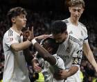 Antonio Rüdiger celebrando con sus compañeros el golazo que puso a ganar al Real Madrid ante Elche.