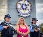Momento en que la mujer fue llevada a las instalaciones de la Dirección Policial de Investigaciones.