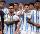 Lionel Messi lució concentrado en el inicio del partido.