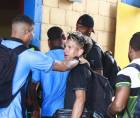 Jugadores del Génesis y Olancho se saludaron al momento de llegar al estadio.
