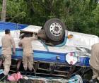 El bus quedó volcado a un lado de la carretera con las llantas hacia arriba.