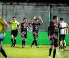 Marco Tulio Aceituno celebrando su gol que dio el triunfo al CD Choloma contra el Platense.
