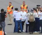 El expresidente Juan Orlando Hernández arribó este domingo al Aeropuerto Internacional de Palmerola, donde fue recibido por su familia tras más de cuatro años fuera de Honduras. Estas son las imágenes que dejó su arribo.