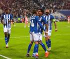 Luis Palma celebrando eufórico con Leo Bengtsson el gol del empate del Lech Poznán contra el Sunderland.