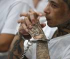 Cientos de presuntos líderes de la pandilla Mara Salvatrucha (MS13) en El Salvador enfrentan una inédita audiencia en la que se juzga a más de 400 pandilleros desde el Cecot, la megacárcel emblema de la guerra de Nayib Bukele contra estas bandas, que se abrió a la prensa por primera vez en este proceso judicial.