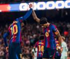 Raphinha celebrando con Lamine Yamal su primer gol del partido del Barcelona contra el Alavés.