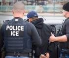 Un migrante es detenido por agentes del Servicio de Inmigración y Control de Aduanas de Estados Unidos (ICE, por sus siglas en inglés).